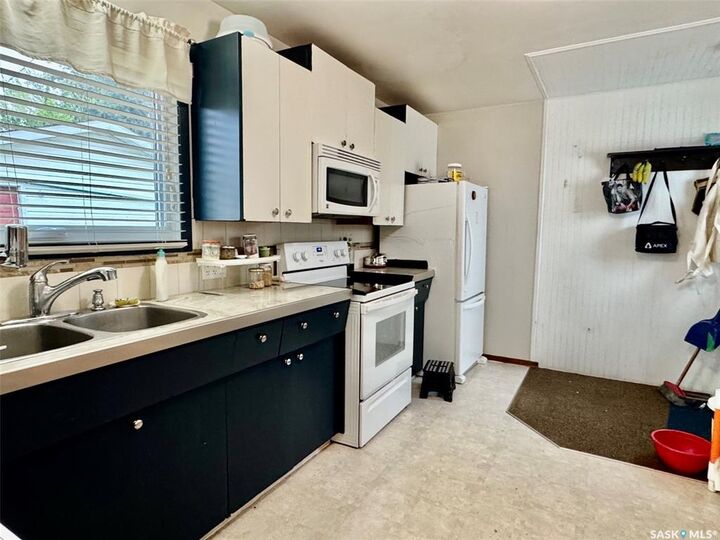 Property Photo:  611 6th Street  SK S0K 2A0 
