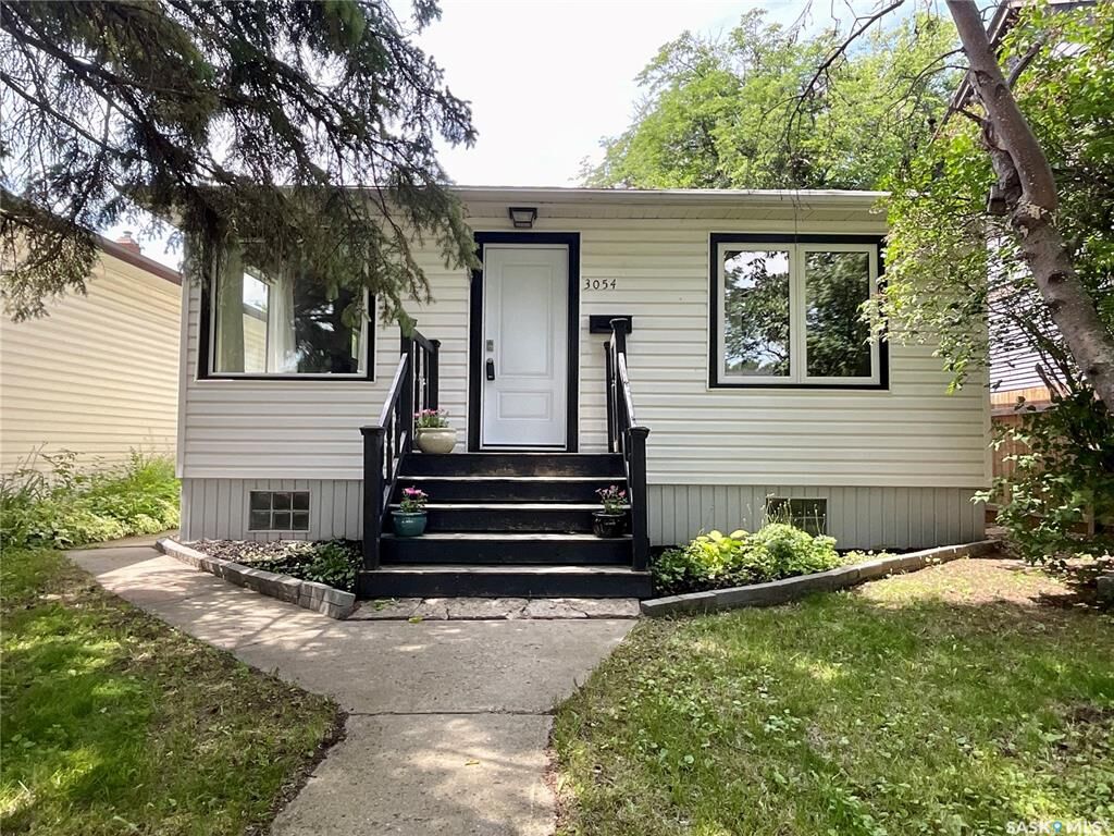 Property Photo:  3054 Athol Street  SK S4S 1Y5 
