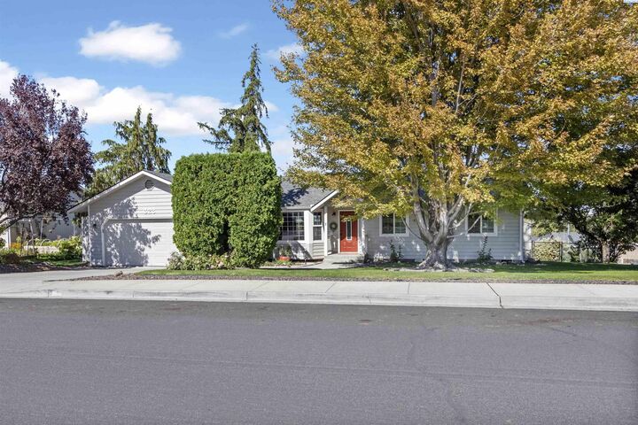 Property Photo: 326 Satus St WA 99352