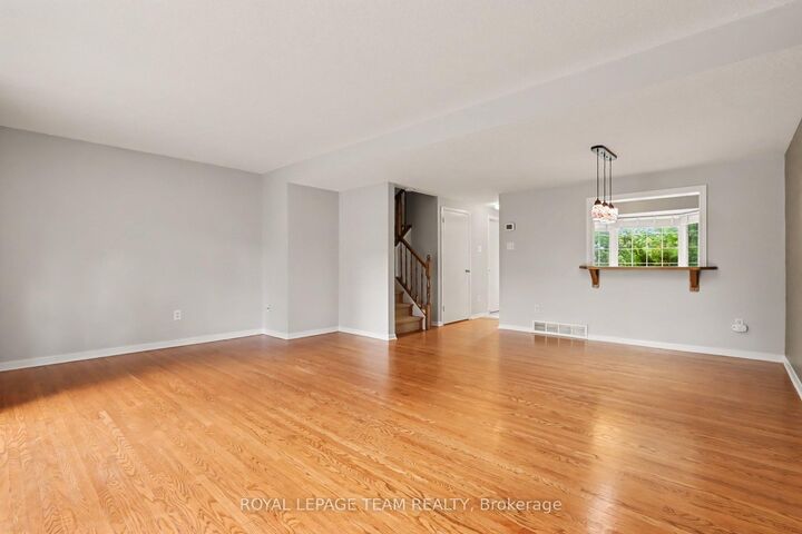 Property Photo: 1377 Guthrie Street ON K2H 7B8