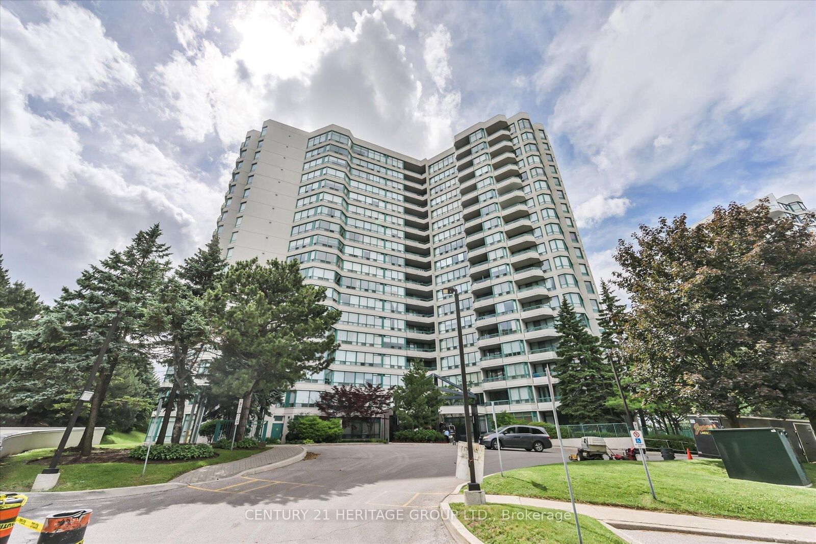 Property Photo:  7250 Yonge Street 410  ON L4J 7X1 