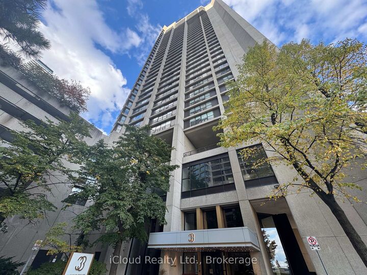 Property Photo:  33 Harbour Square 2423  ON M5J 2G2 