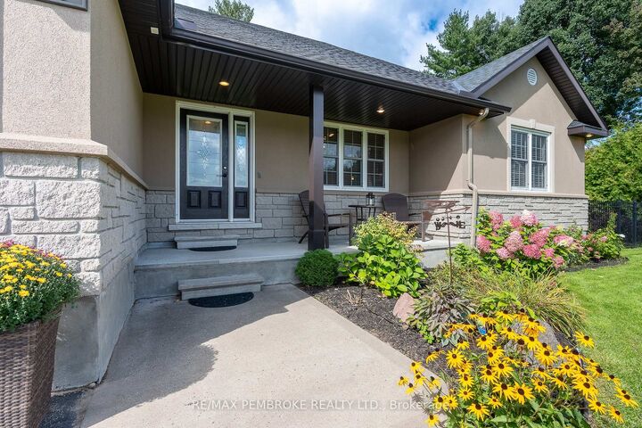 Property Photo:  221 Oriole Crescent  ON K8H 0A7 
