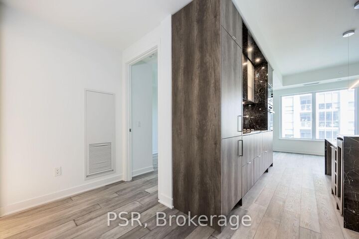 Property Photo: 11 Yorkville Avenue 2707 ON M4W 0B7