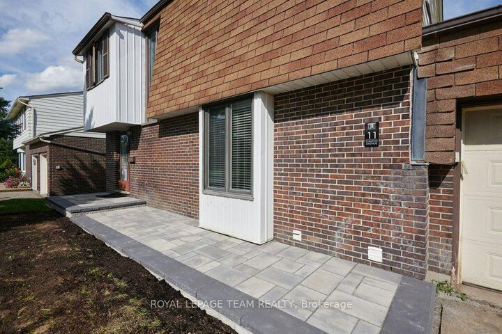 Property Photo:  11 Elvaston Avenue  ON K2G 3T2 