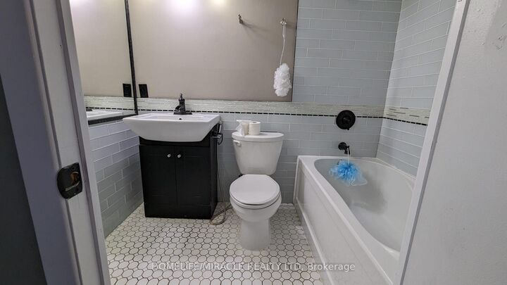 Property Photo: 215 Glenridge Avenue 907 ON L2T 3J7
