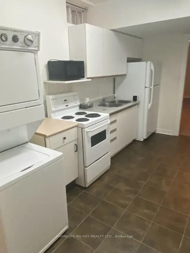 Property Photo:  38 Castle Drive  ON L4N 1R1 