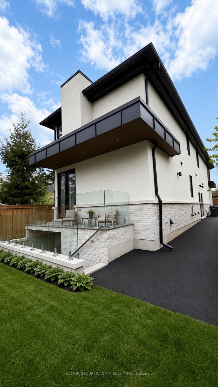 Property Photo:  43 Elmwood Avenue N #3  ON L5G 3K1 