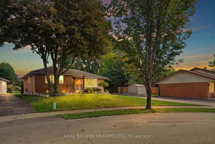 Property Photo:  15 Linton Place  ON N2B 2K1 