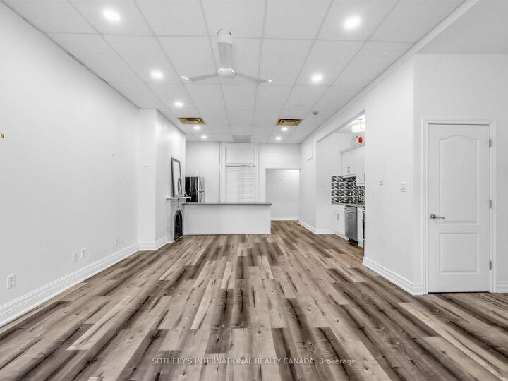 Property Photo:  212 Carlton Street Main  ON M5A 2L1 