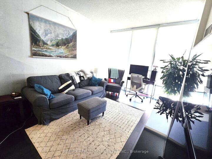 Property Photo:  75 Eglinton Avenue W 2301  ON L5R 0E5 