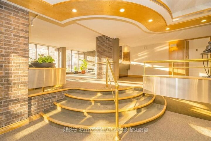 Property Photo:  71 Somerset Street W 2003  ON K2P 2G2 