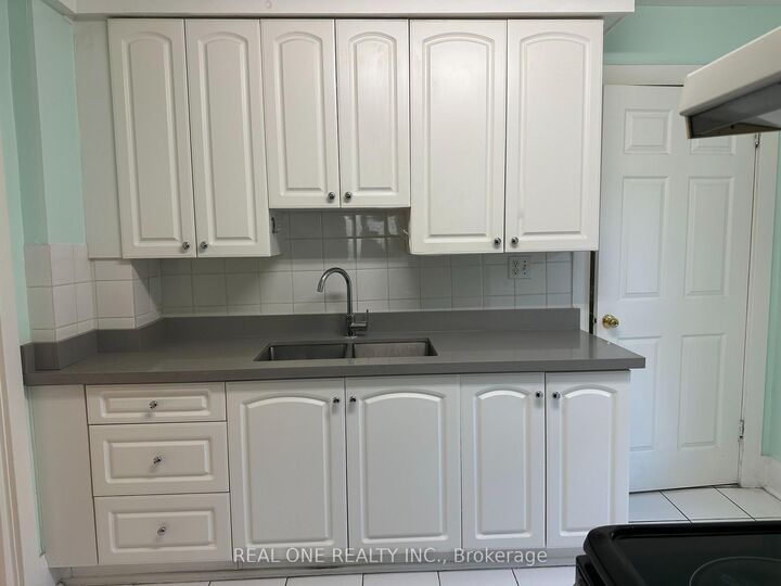 Property Photo:  116 Pemberton Avenue  ON M2M 1Y5 