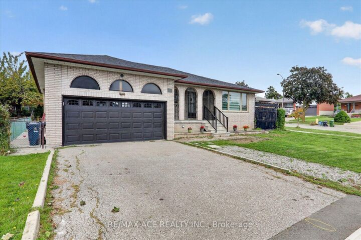 Property Photo: 124 Honeywood Road ON M3N 1B4