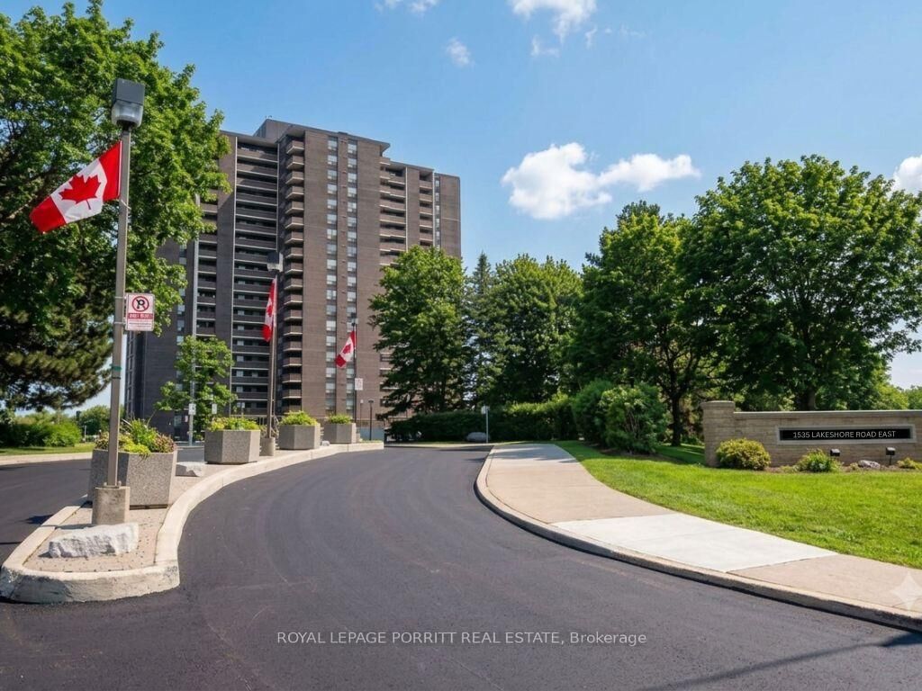 Property Photo:  1535 Lakeshore Road E 1704  ON L5E 3E2 
