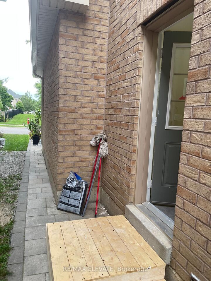 Property Photo:  33 Lampman Crescent  ON L6X 3A3 