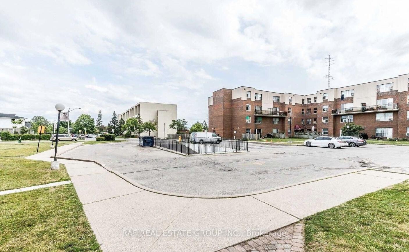 Property Photo:  1055B Forestwood Drive 126  ON L5C 2T8 