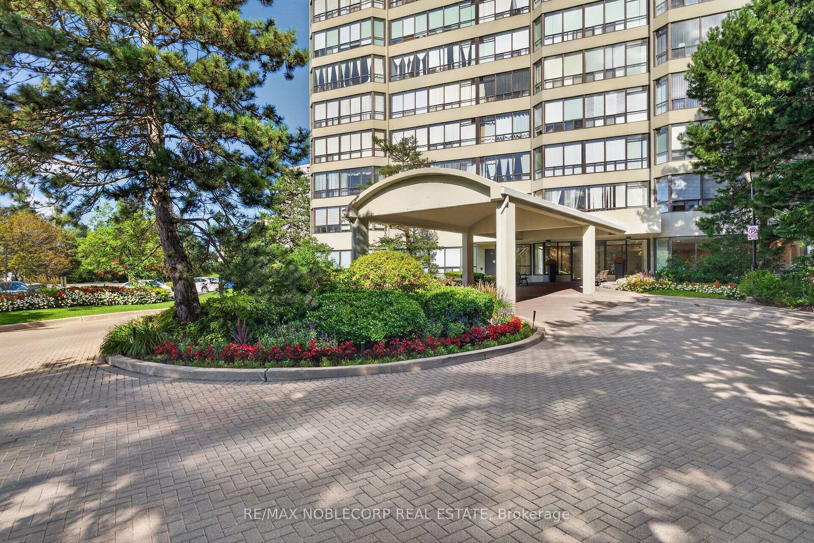 Property Photo:  22 Hanover Road 1603  ON L6S 5K7 
