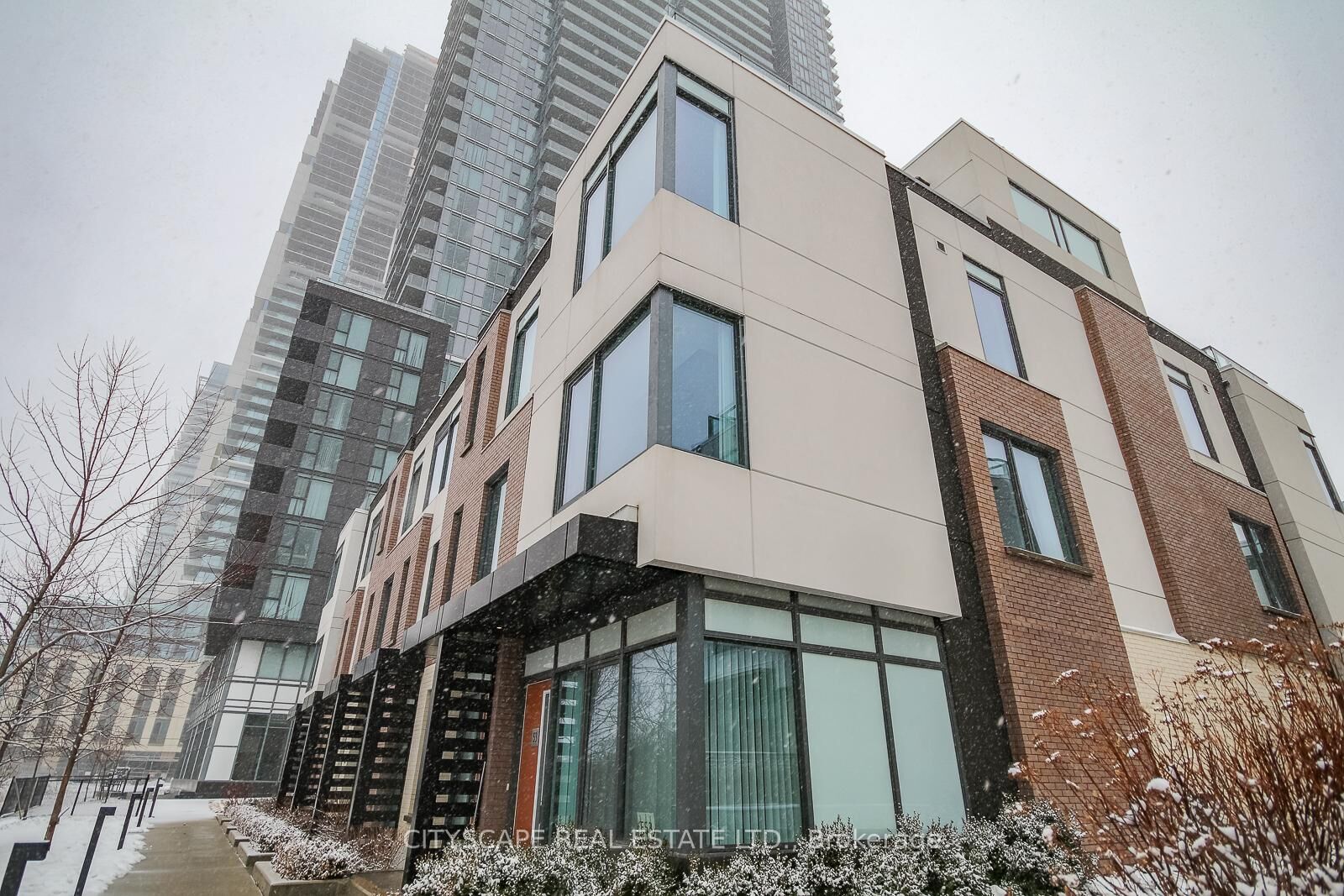 Property Photo:  1020 Portage Parkway Th 53  ON L4K 0K3 
