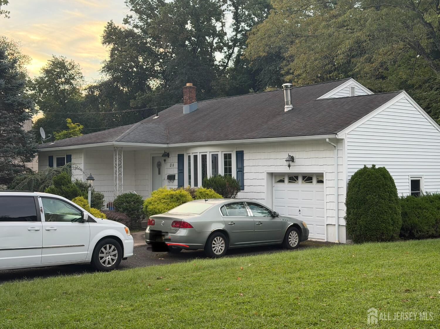 Property Photo:  38 Sherwood Avenue  NJ 08816 