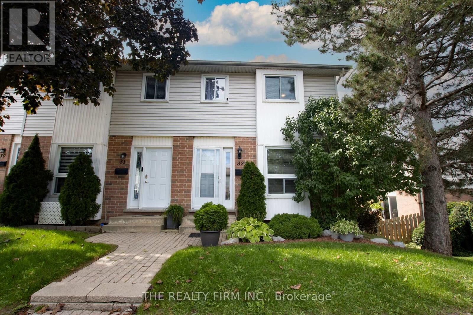 Property Photo:  110 Deveron Crescent 32  ON N5Z 4W7 