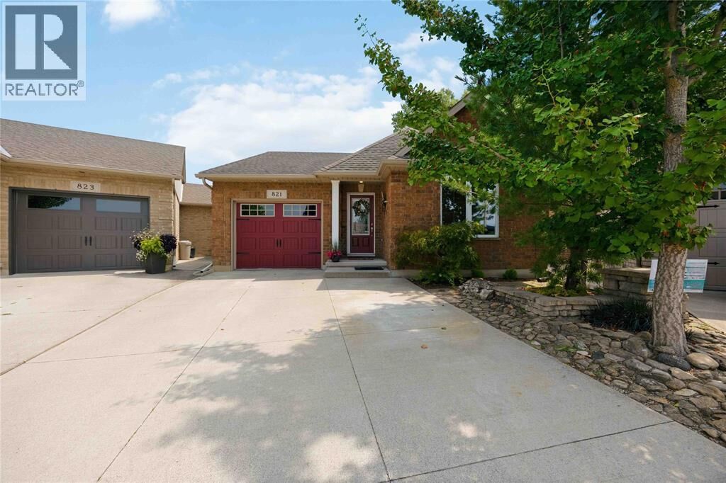 Property Photo:  821 Carriage Way  ON N7W 0A5 