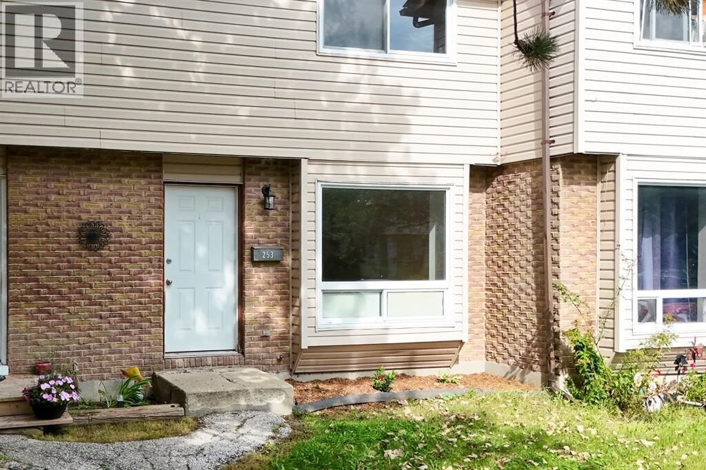 Property Photo:  253 Hampton Avenue 253  ON N7S 4Z2 