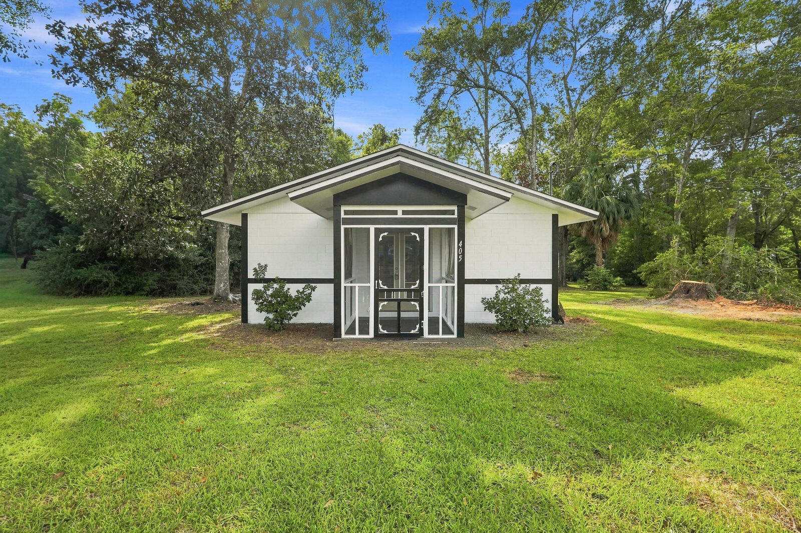 Property Photo: 405 Range Line Street FL 32425