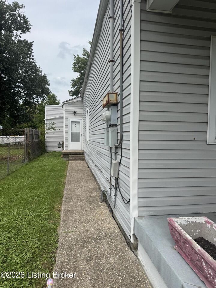Property Photo:  2517-2519 Montgomery St  KY 40212 