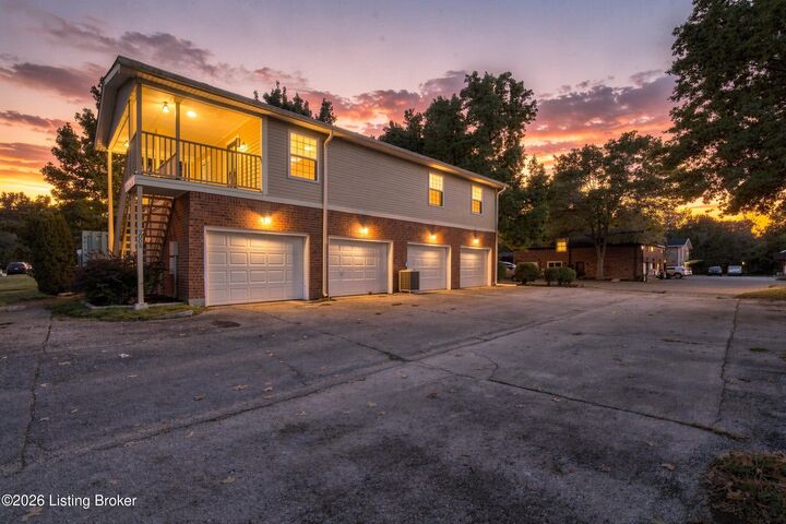 Property Photo:  3008 Treeview Ct  KY 40214 