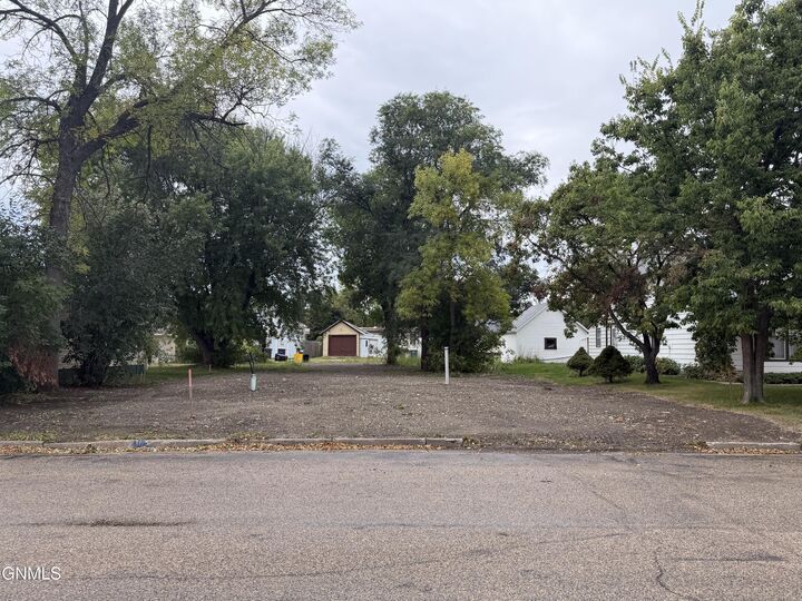 Property Photo:  814 9th Avenue SE  ND 58401 
