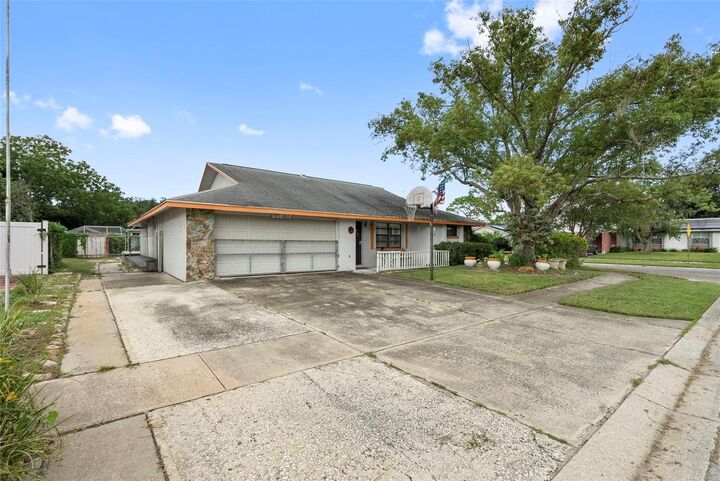 Property Photo:  6751 Albemarle Parkway  FL 34653 