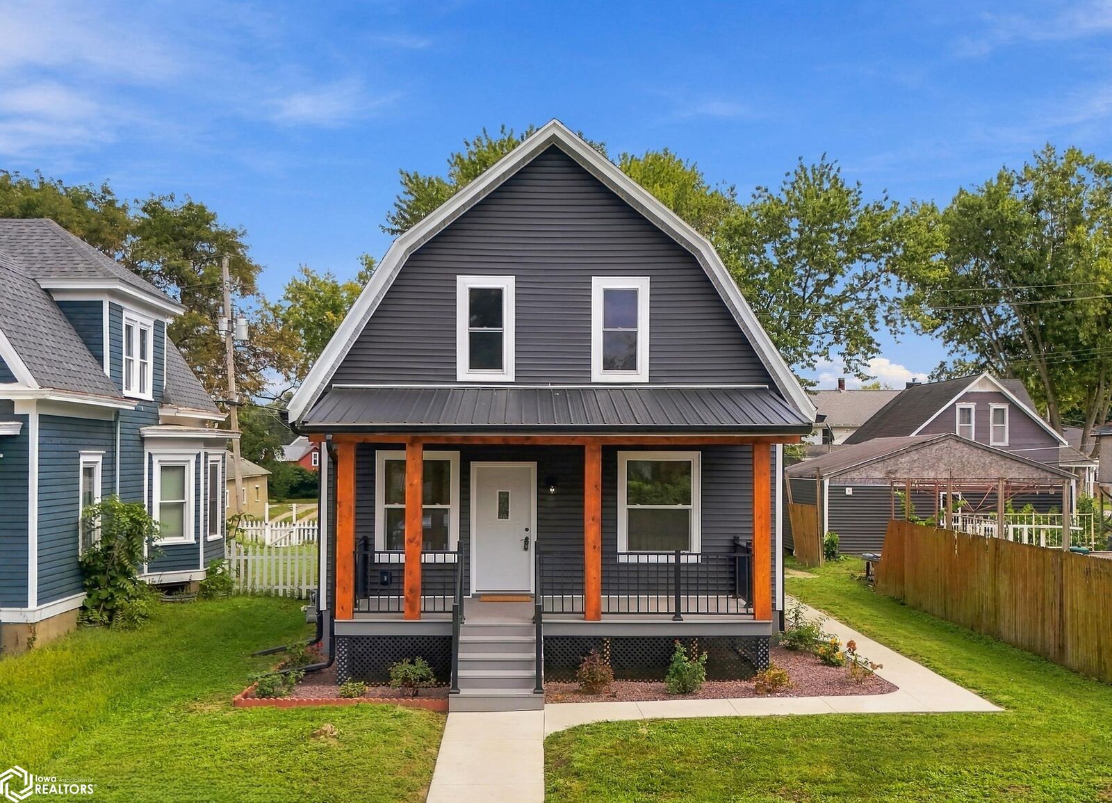 Property Photo:  1608 Lincoln Street  IA 52601 