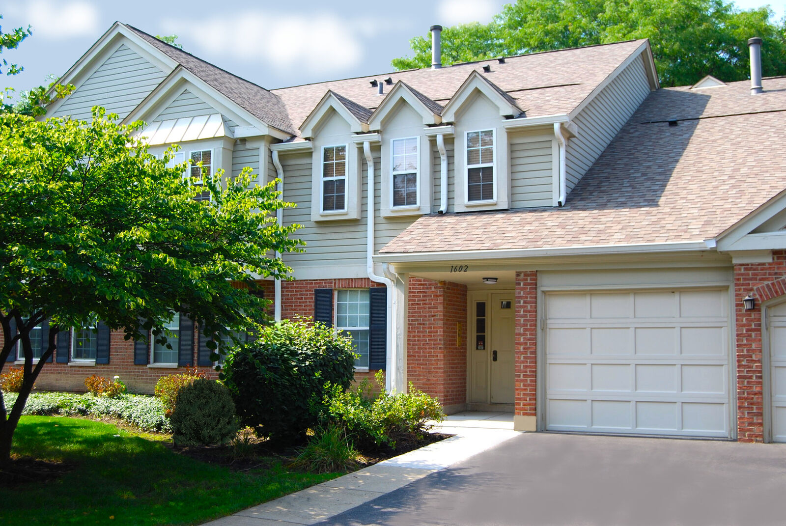 Property Photo:  1602 Brittany Court D1  IL 60090 