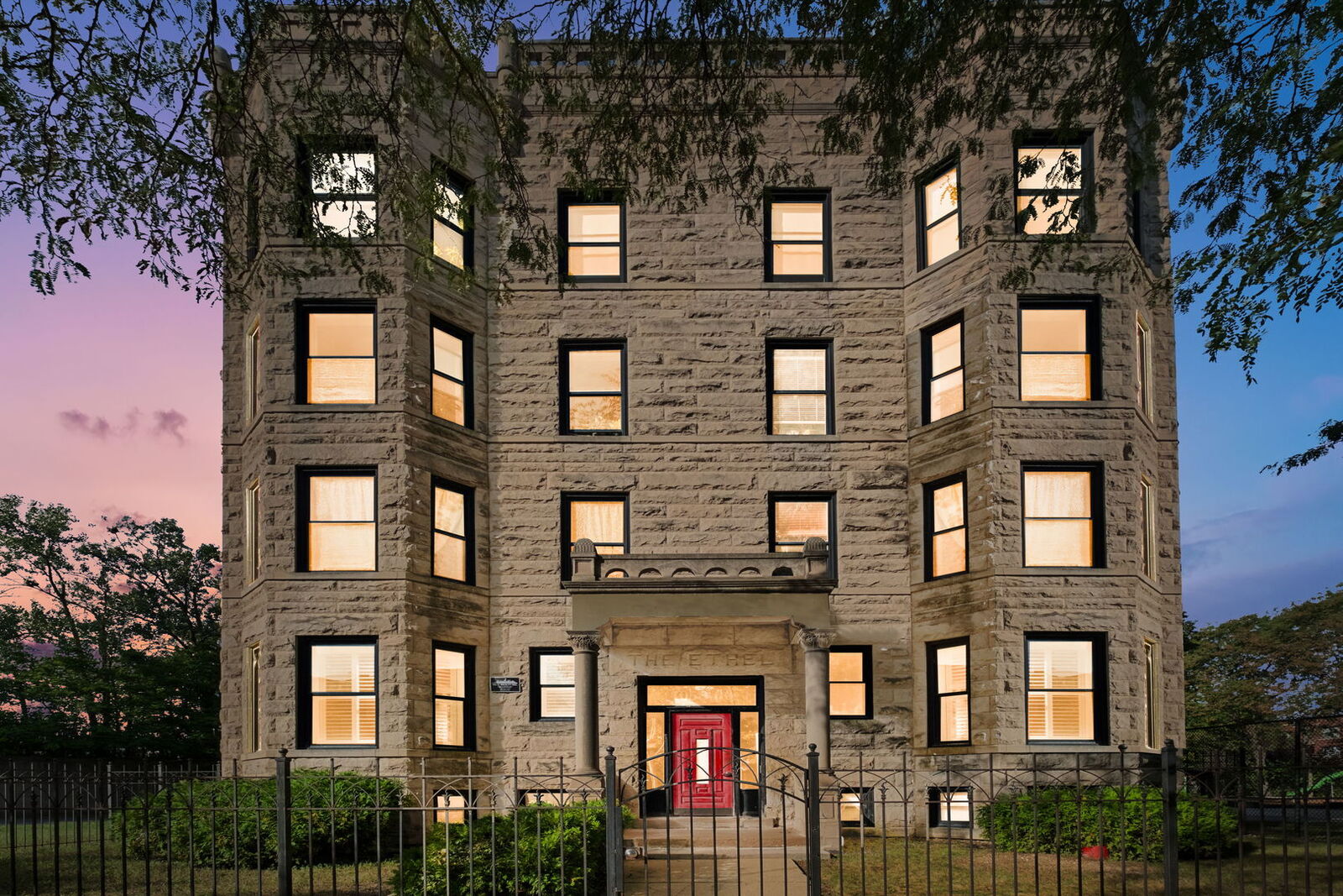 Property Photo: 4060 S Ellis Avenue 1S IL 60653