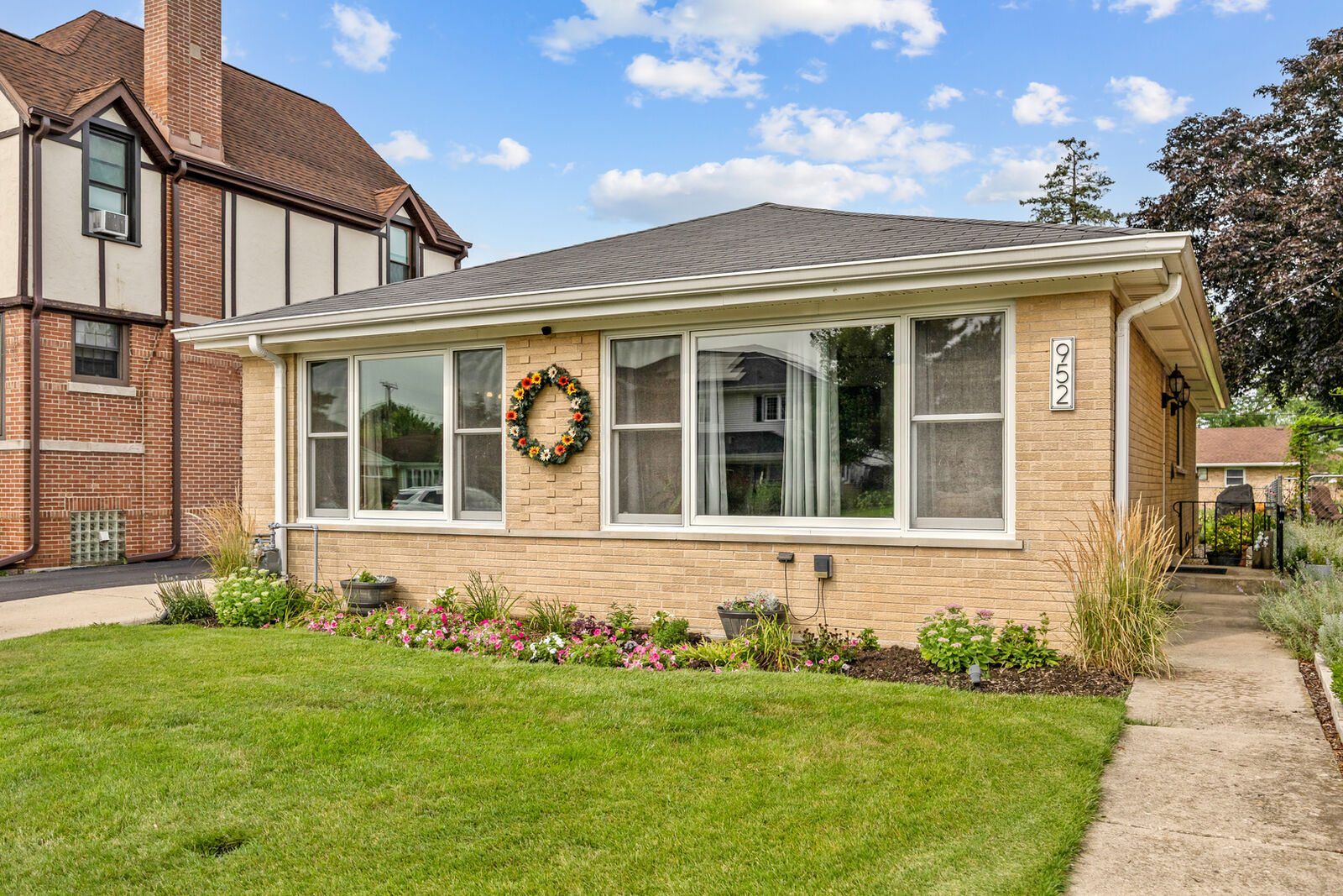 Property Photo: 952 W Grant Drive IL 60016
