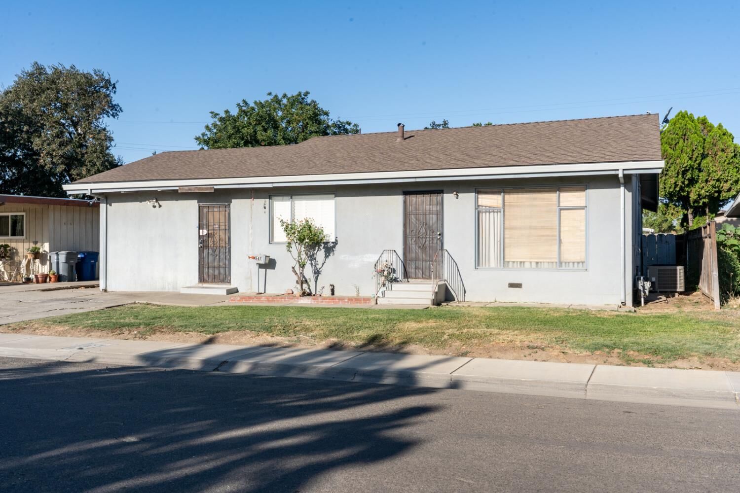Property Photo: 841 Pennsylvania Avenue CA 93635