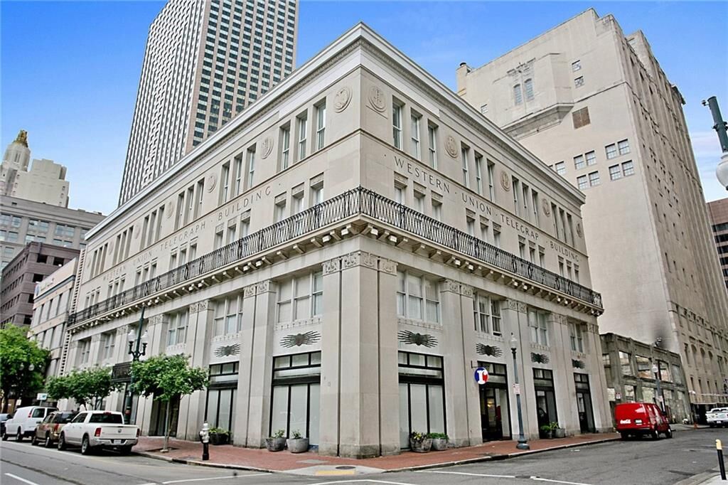 Property Photo:  334 Carondelet Street 404  LA 70130 