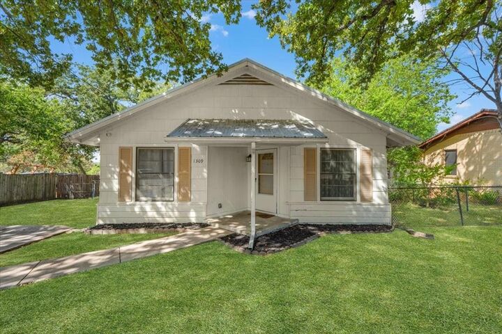 Property Photo:  1309 N Elm Street  TX 76086 