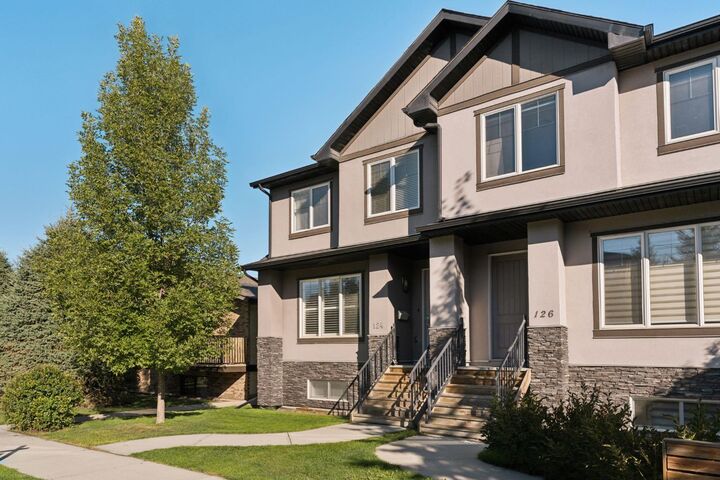 Property Photo:  124 25 Avenue NE  AB T2E 1X8 