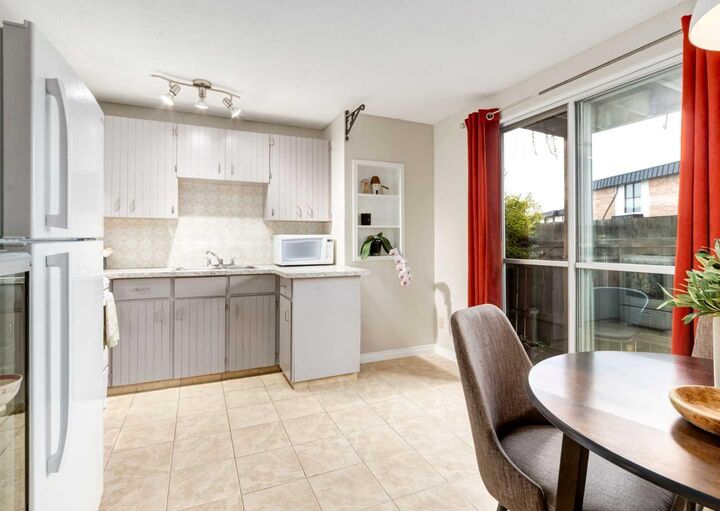 Photo de la propriété: 6819 Centre Street NW 10 AB T3K 5C4