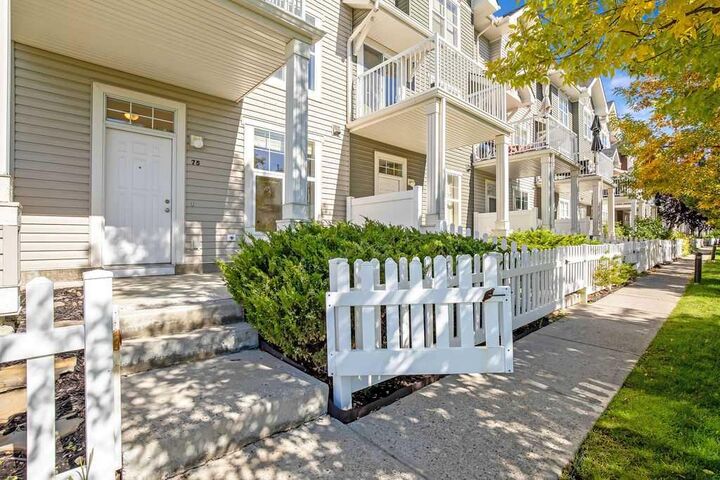 Property Photo:  75 Toscana Gardens NW  AB T3L 3C2 
