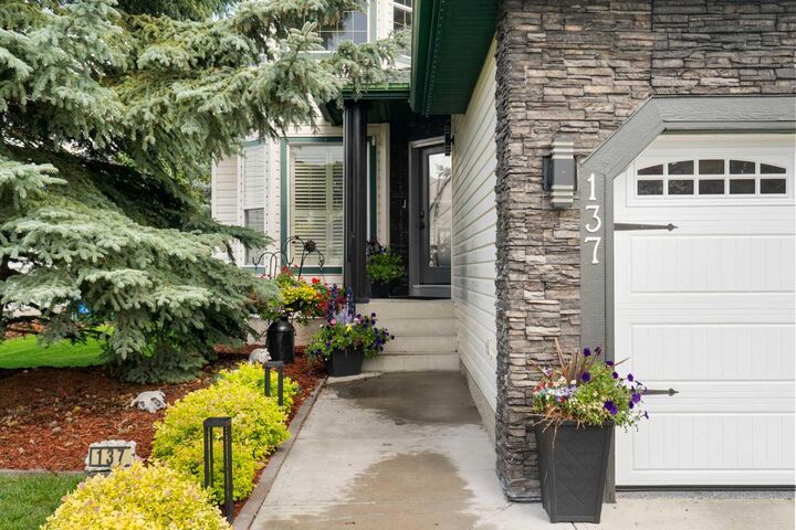 Property Photo:  137 Gleneagles View  AB T4C 1W1 
