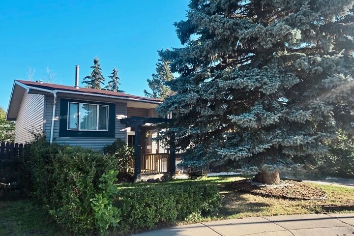 Property Photo:  128 Pineland Place NE  AB T1Y 3K2 
