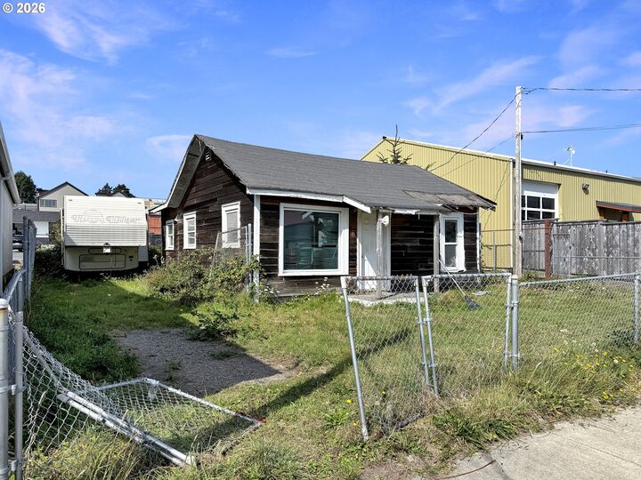 Property Photo:  636 Hemlock St  OR 97415 