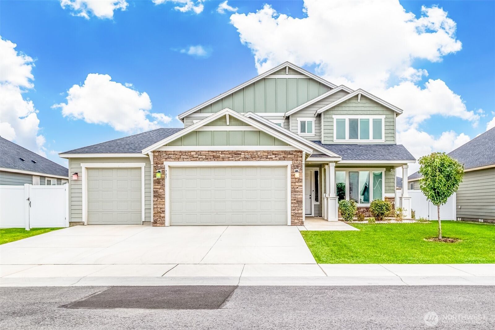 Property Photo: 707 I St NE WA 98848