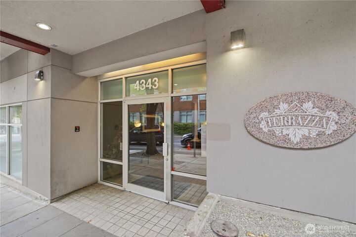 Property Photo:  4343  Roosevelt Way NE 404  WA 98105 