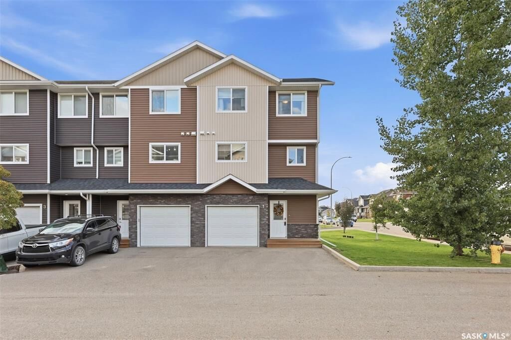 Property Photo:  1060 Parr Hill Drive 1  SK S0K 2T1 