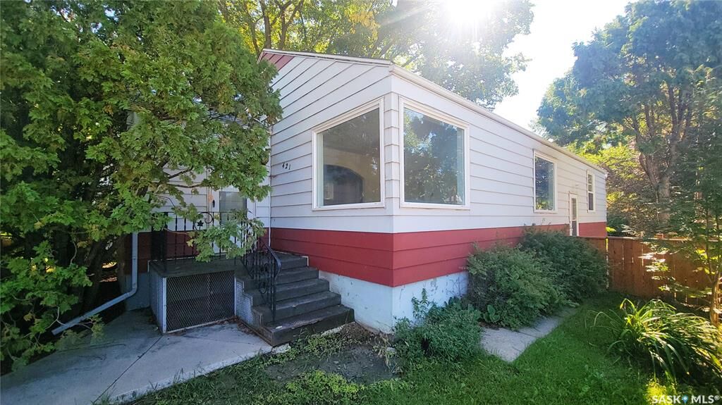 Property Photo:  421 29th Street W  SK S7L 0M3 