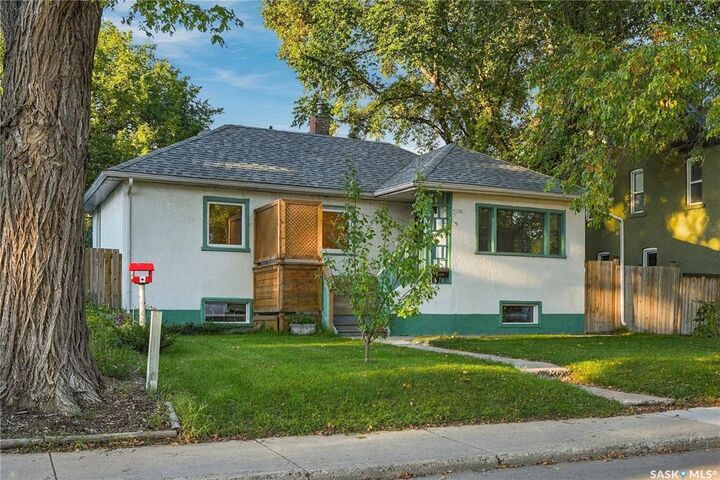 Property Photo:  216 25th Street W  SK S7L 0C4 